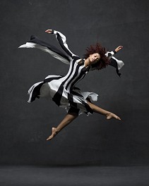 News: New York City Dance Project Interview: Unique Graceful Movements of Dancers Frozen in Time, May 21, 2018 - Jessica Stewart for My Modern Met